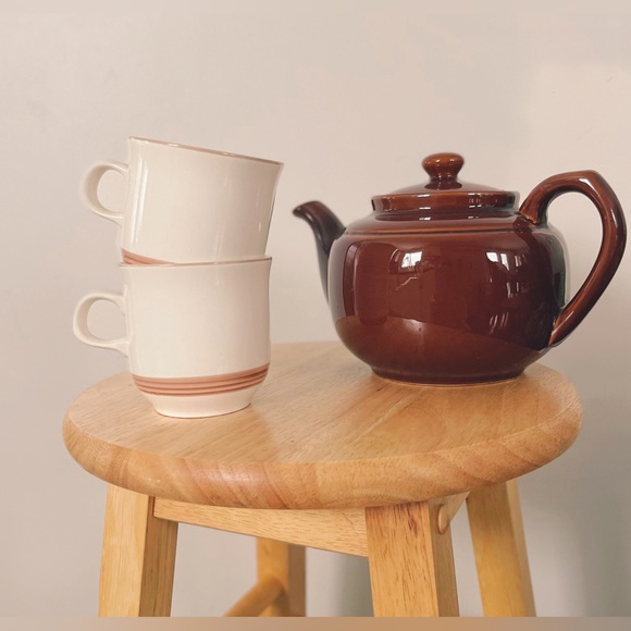 Vintage teapot, mugs & sugar canister - Picture 3 of 3